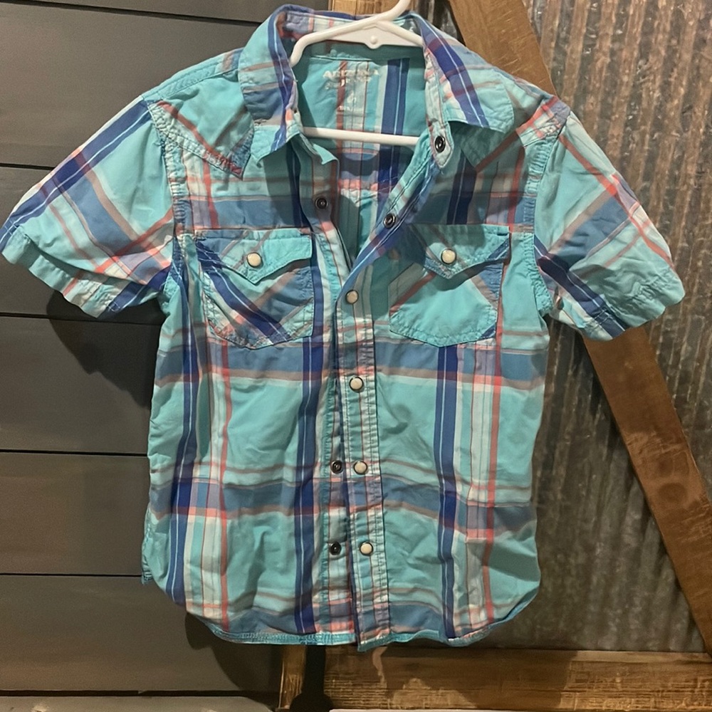 Boys short sleeve button down shirt, size 6/7